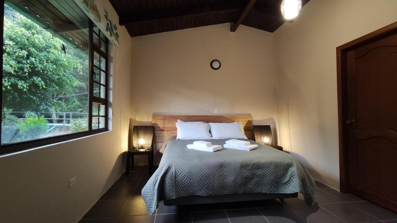 "Casa Verde" En Banos De Agua Santa Con Vista Al Volcan Tungurahua ภายนอก รูปภาพ